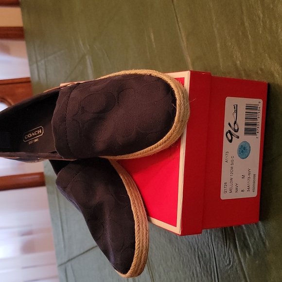 Coach flat - Picture 1 of 4